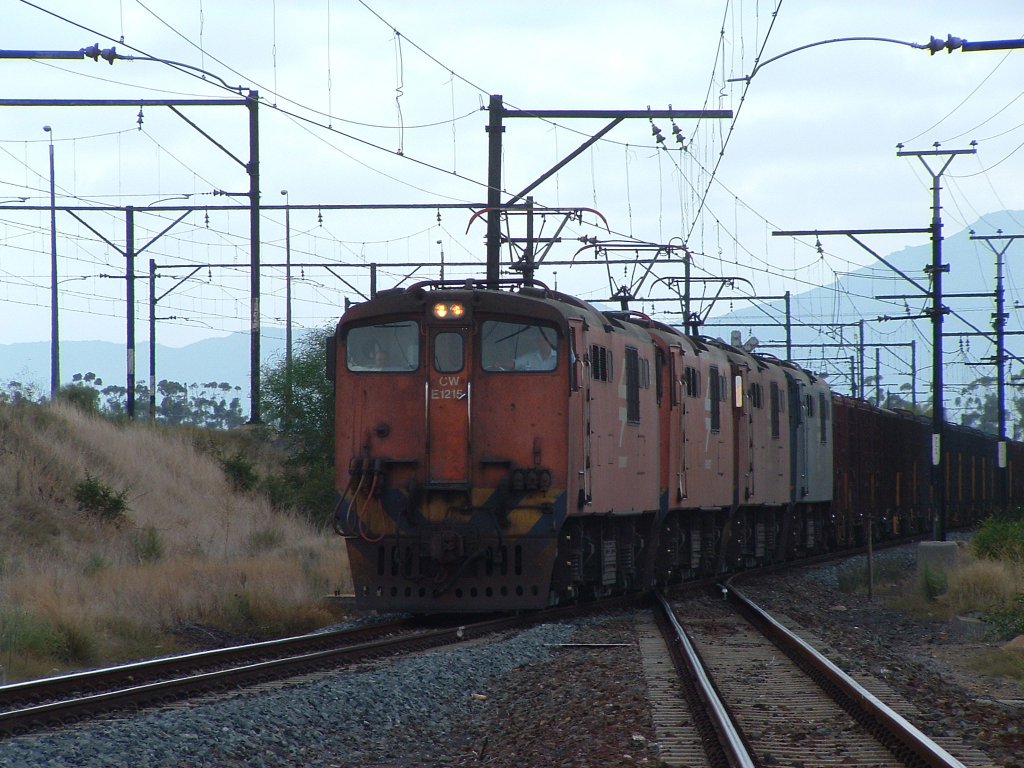 Vier Gleichstromloks der Gattung E6-1 schleppen einen 400-Achsenzug Richtung Kapstadt. Hermon, 20.03.2005.