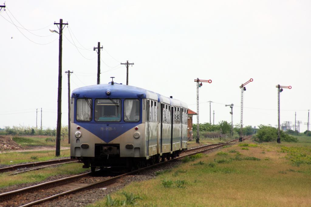 Vierteilig fhrt eine ehemalige Deutsche Reichsbahn Triebwagen Garnitur
aus dem Bahnhof Crpinis in Rumnien am 11.5.2010 nach Timisoara aus.
Fhrungsfahrzeug ist der VT 79 - 0136 - 6. Am Zugschluss luft der VT
79-0129-1.