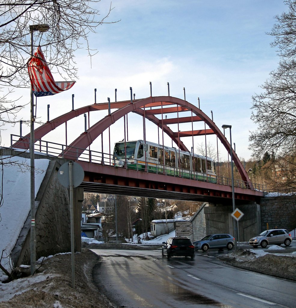  Vogtlandbahn goes west  knnte dieses Bild aufgrund der noch vom Skispringen in Klingenthal hngenden US-Amerikanischen Flagge heien: 654 041 (VT41) als VBG20819 Zwickau - Graslitz in Klingenthal auf der Eisernen Brcke, 6.2.011.