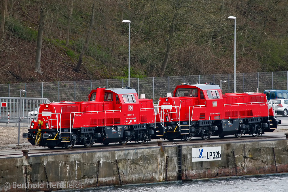 Voith Gravita 260 001-3 und 260 003-8 unmittelbar vor dem Voith Werk Kiel. Das Zufahrtsgleis verluft auf der der Kaimauer am Nord-Ostsee-Kanal.