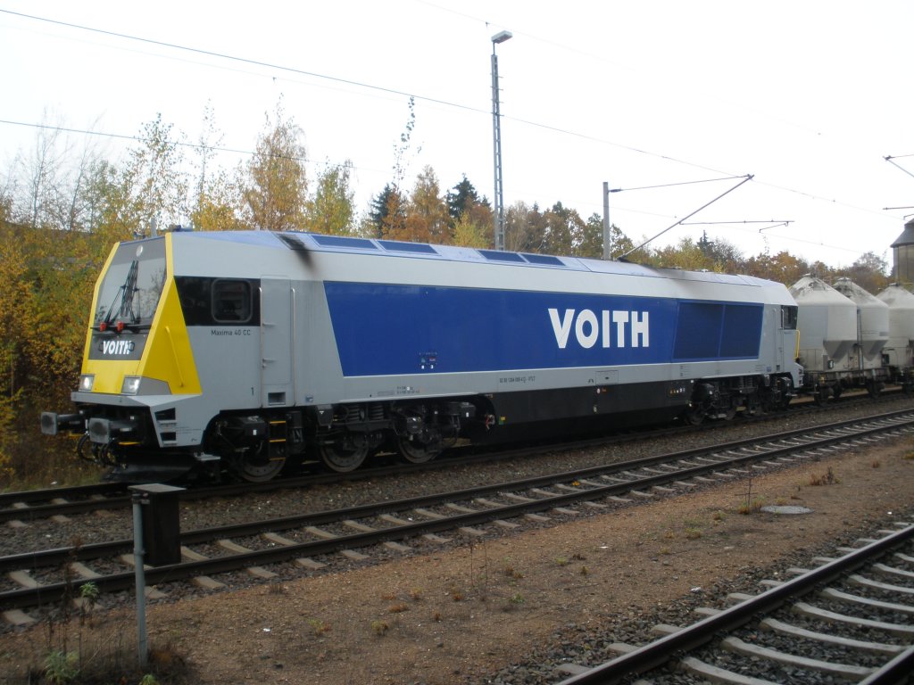 VOITH Maxima 40 CC, 92 80 1264 008-4 hier eine Nahaufnahme. Sie wartet inm oberen Bahnhof Reichenbach/V auf ihre Ausfahrt, am 03.11.09