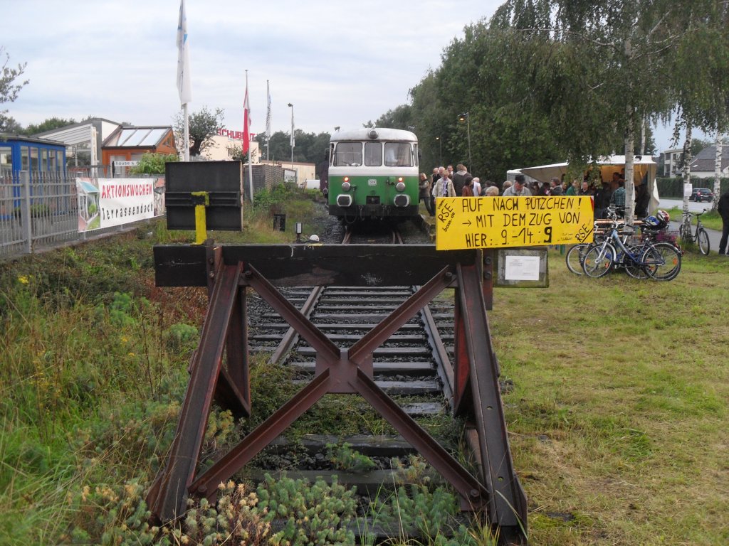 Vom 9.9-bis zum 14.9.10 war es wieder soweit:Die RSE (Rhein-Sieg-Eisenbahn) fuhr zum Jahrmarkt  Ptzchen´s Markt  mit ihren MAN Schienenbusen VT23 und VT25 auf der Hausstrecke Beuel-Ptzchen-Hangelar im Halb-Stunden-Takt um die Besucher zu transportieren.Hier zu sehen der VT23 in Hangelar am 10.9.10.