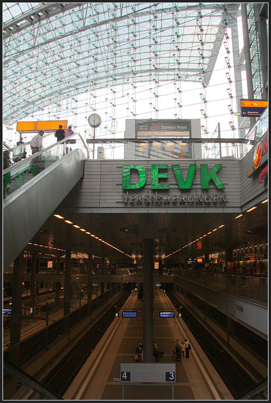 Vom Glasdach zu den Tiefbahnsteigen - 

Berlin Hauptbahnhof. 

15.08.2010 (M)