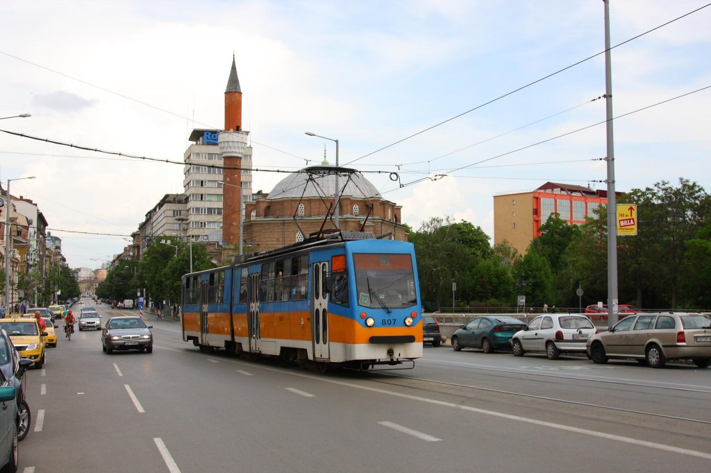 Vom Hauptbahnhof direkt in die City verkehrt diese Tram Bahn Linie in 
Sofia. Wagen 807 wurde dabei von mir am 6.5.2013 vor der Moschee in der
bulgarischen Hauptstadt abgelichtet.