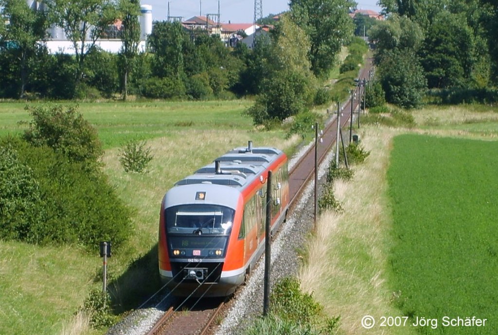 Von der Brcke der B470 ber die Aischgrundbahn westlich von Bad Windsheim hat man einen herrlichen Blick auf die Strecke. (Bild 1 von 3:) Am 1.8.07 waren  642er  unterwegs. Von der Kurstadt sind im Hintergrund noch ein paar Huser zu sehen.