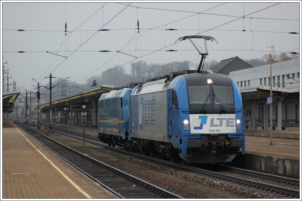 Von Salzburg kommend wurde die fr die ungarischen Staatsbahnen bestimmte Elektrolokomotive 480 001 nach Ungarn berstellt. Fr die Durchfhrung des Transports wurde die durch das private EVU LTE eingesetzte 1216.910 als Triebfahrzeug herangezogen. Der Lokzug 99225 wurde am 12. Februar 2011 beim Passieren in Amstetten bildlich festgehalten.