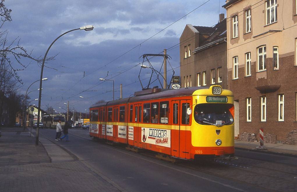 Vor 20 Jahren endete der Einsatz der Dwag Achtachser in Duisburg. Tw 1055, Neumhler Strae, 30.03.1992.