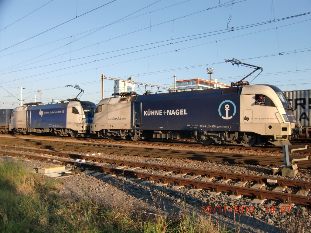 Vor einen Gterzug gespannt warten die Dispolok von Khne+Nagel und ein ebensolches Exemplar der Wiener Lokalbahnen AG am 15.11.2010 bei bestem Wetter und optimalem Sonnenstand im Bahnhof Bratislava-Petrzalka auf das Grnlicht fr die Abfahrt nach sterreich. Wien versank derweilen im Nebelmeer.