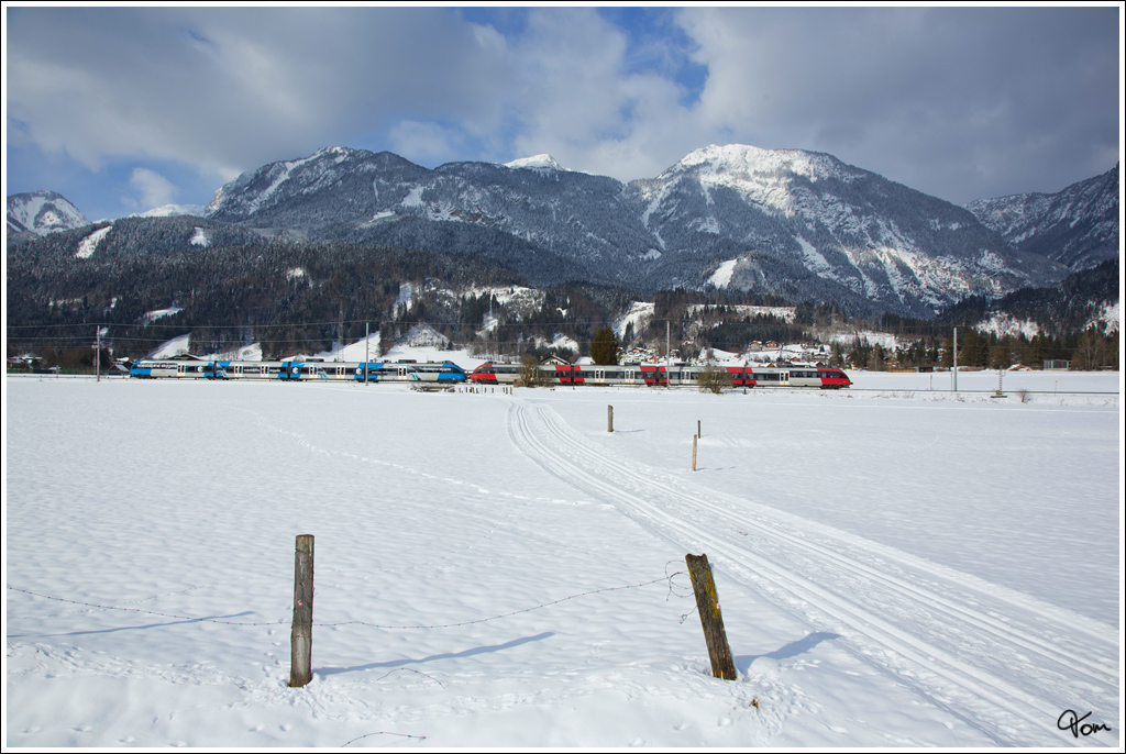 Vorbei an der 2135m hohen Luserwand, fahren 4024 102 und 4024 128  voestalpine skygate  Talent als Shuttlezug SR 9395 bei der Alpinen Ski WM 2013 in Schladming.
Weienbach 10.2.2013