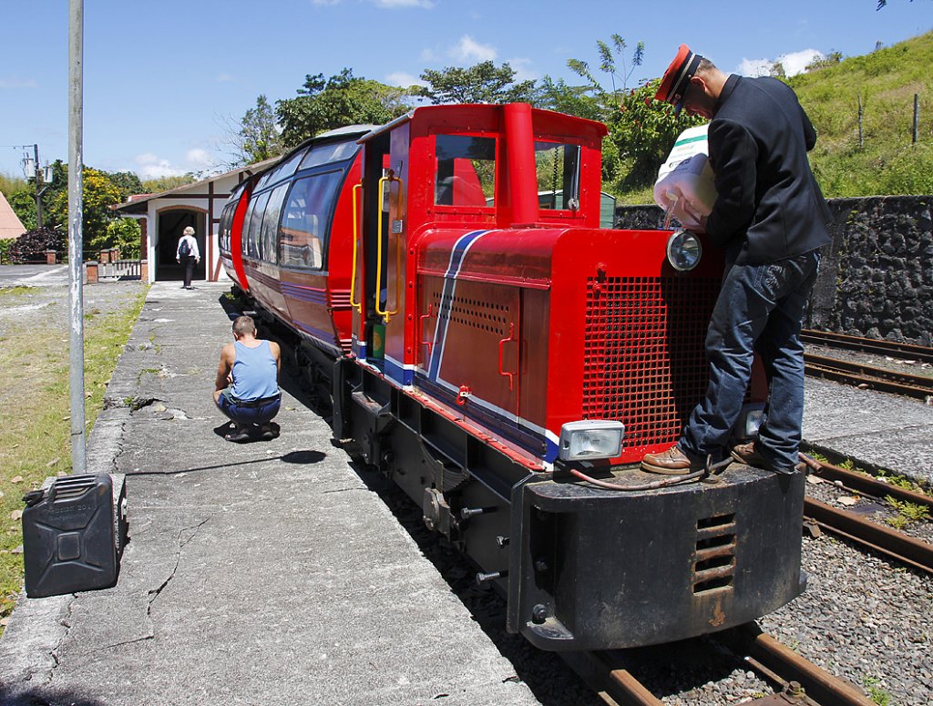 Vorbereitung im Bahnhof Pequea Helvecia: Victor Vargas Rodrguez fllt den Tank der 7000 kg schweren AEBI-Lok  Raco  noch schnell mit Khlwasser, dann kanns gleich losgehen... 07. Mrz 2011, 11:00