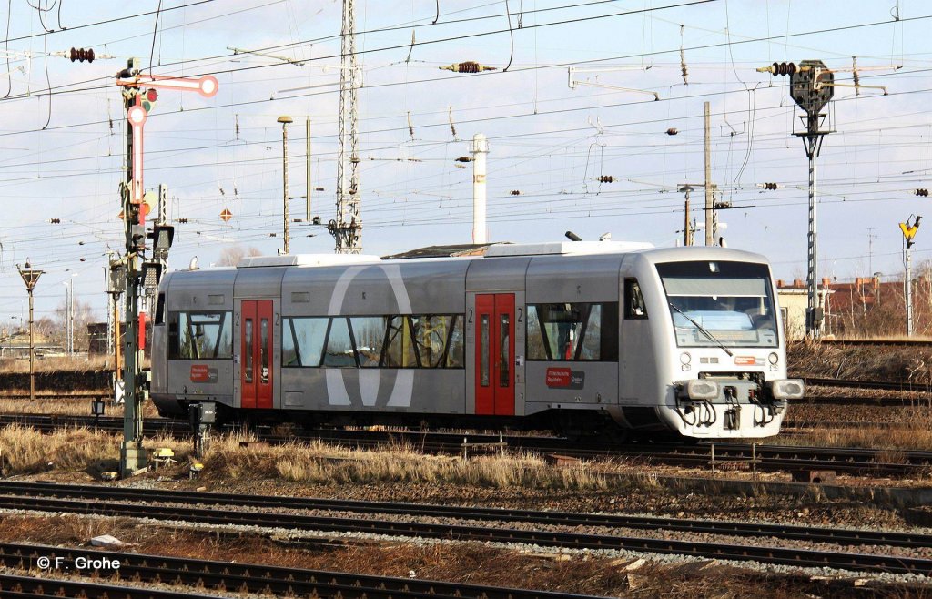 VT 020 MRB 650 552-2 fhrt bei der Ausfahrt aus Halle als HEX 80944 Halle - Halberstadt am Ablaufberg des Gterbahnhofes entlang, KBS 330 Halle - Goslar, fotografiert in Halle / Saale am 20.02.2012 