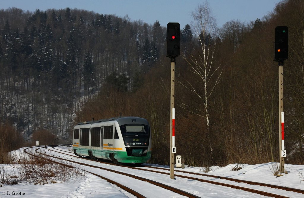 VT 18 Desiro 642 818-8 der Vogtlandbahn als VBG 81028 Weischlitz - Gera, KBS 541 Elstertalbahn, fotografiert bei der Ausfahrt aus Bahnhof Barthmhle am 01.02.2011