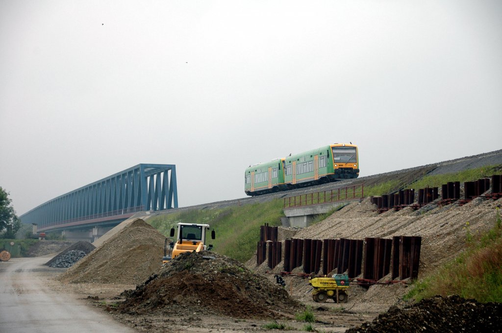 VT 20 und VT 27 der RBG am Morgen des 05.07.2010 kurz nach der neuen Donaubrcke hinter Deggendorf, auf dem Weg nach Plattling.