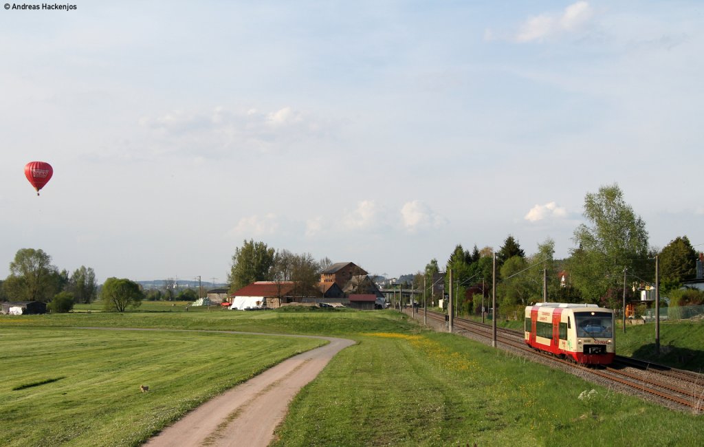 VT 244 der Hzl als HzL88122 (Rottweil-Brunlingen Bahnhof) bei Klengen 6.5.11