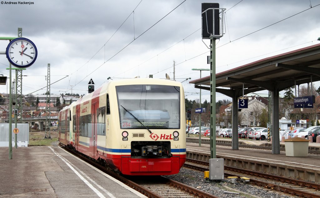 VT 245 und VT 254  Seehsle  der HzL als HzL88083 (Brunlingen Bahnhof-Geisingen-Leipferdingen) bei der Ausfahrt Donaueschingen 30.3.11