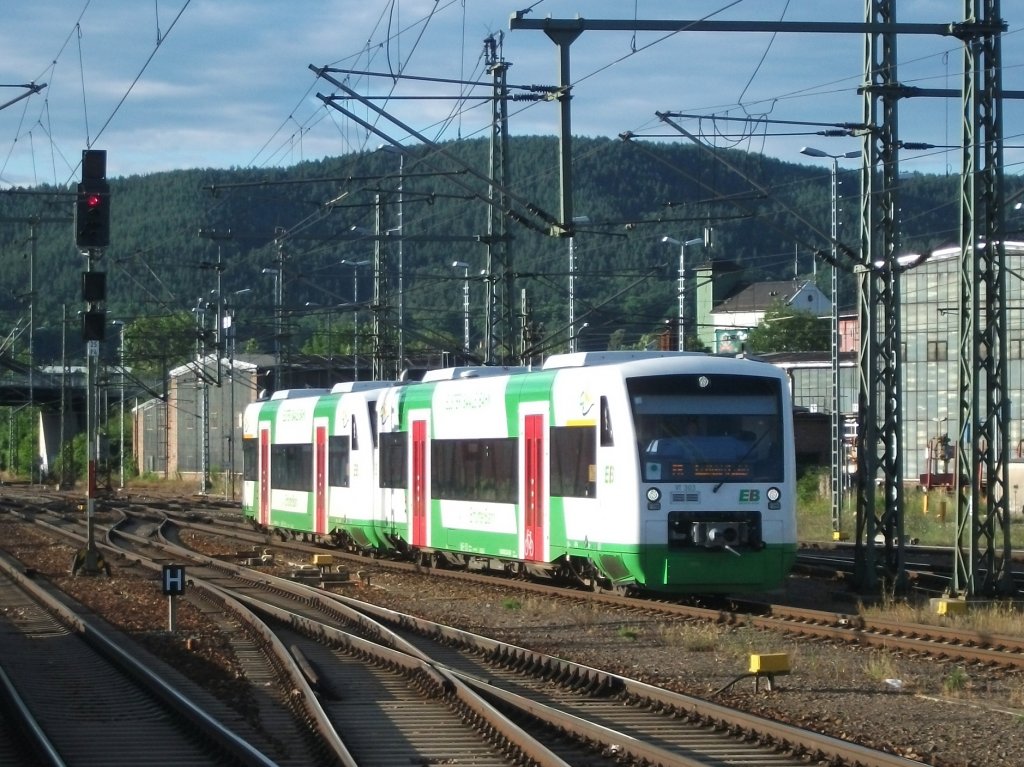 VT 303 und ein weiterer 650er der EB, erreichen am 08.Juli 2012 als EB von Leipzig Hbf, den Bahnhof Saalfeld(Saale)