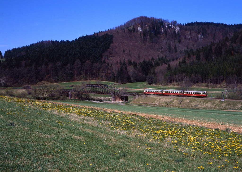Vt 5 + VB 15 + VS 18 berqueren die Donau bei Fridingen im Verlauf der Donautalbahn Donaueschingen - Tuttlingen - Sigmaringen, 02.05.1997, Zug 6451.