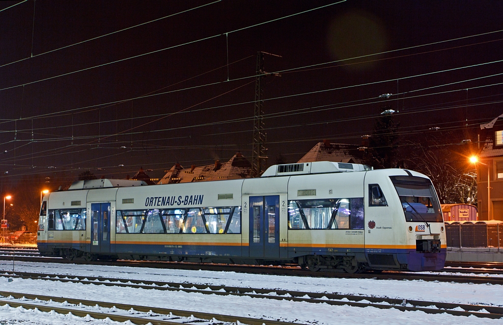 VT 512 သStadt Oppenauလ (650 574-6) ein Stadler Regio-Shuttle RS1 der Ortenau-S-Bahn GmbH (OSB) eine 100-prozentige Tochtergesellschaft der Südwestdeutschen Verkehrs-Aktiengesellschaft (SWEG), abgestellt am Abend des 08.12.2012 in Offenburg.

Der Triebwagen wurde 1998 bei ADtranz (heute Stadler Rail) unter der Fabrik-Nr. 36617 gebaut, er hat Fahrzeugregister-Nummer 95 80 0650 574-5 D-SWEG und ist Eigentum der FBBW (Fahrzeugbereitstellung Baden-Württemberg GmbH).

Techn. Daten: 
Der Antrieb erfolgt über 2 MAN Dieselmotor mit je 257 KW (350 PS) Leitung hydromechanisch über 2 Voith-Diwabus Getriebe U 864, die Höchstgeschwindigkeit beträgt 120 km/h.
Die Achsanordnung ist B'B', Stadler bezeichnet sie jedoch mit Bx'By' und möchte damit deutlich machen, dass jeder der beiden vorhandenen Motoren beim RS1 ein Drehgestell antreibt. Es gibt damit keine Gelenkwelle zwischen den beiden Drehgestellen. 
Die Länge über Kupplung (automatische Mittelpufferkupplung) beträgt 25.000 mm, er hat ein Eigengewicht von 43 t.

Der Regioshuttle ist ein vom Unternehmen Adtranz (ABB Daimler Benz Transportation) entwickelter und gebauter Dieseltriebwagen neuer Generation. Durch die Übernahme der Adtranz-Sparte durch Bombardier darf diese den Regioshuttle aus kartellrechtlichen Gründen seit 2001 nicht mehr fertigen, somit wurde die Rechte und Produktion an Stadler Rail abgegeben.
