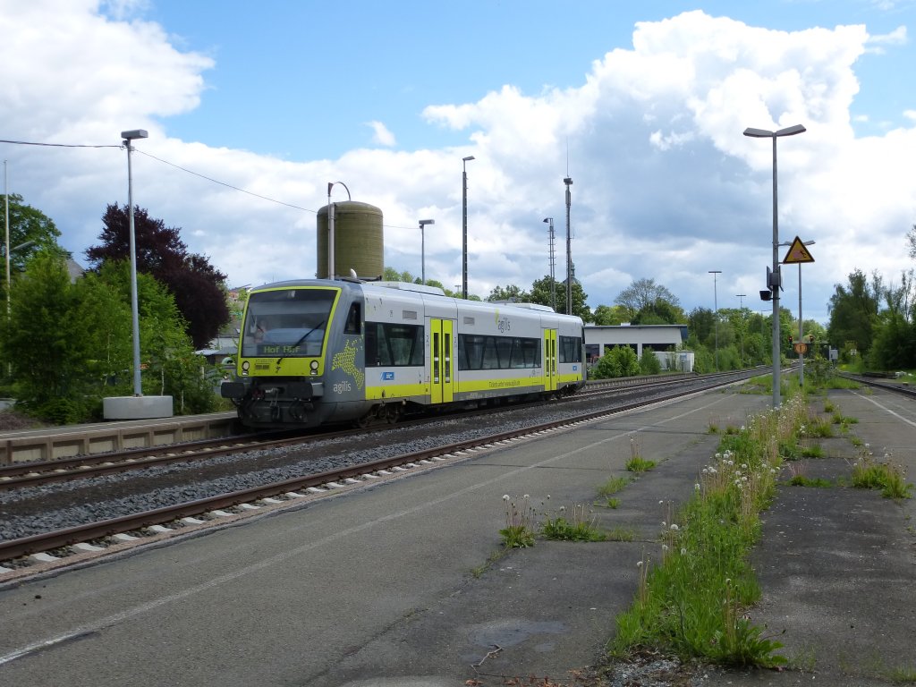 VT 650.701 fhrt hier in den Bahnhof von Oberkotzau ein, 21.Mai 2013.