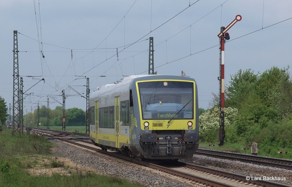 VT 650.725 agilis ist am 07.05.13 bei Eggolsheim Richtung Forchheim unterwegs.