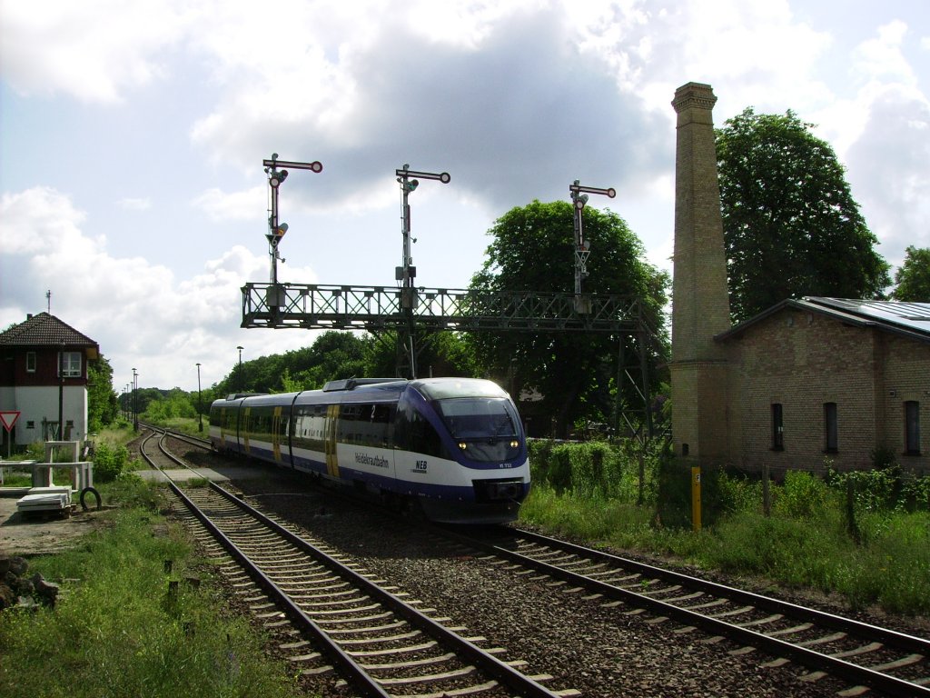 VT 732 der Niederbarnimer Eisenbahn auf der Linie NE 26 am 02.06.2011, bei der Einfahrt in den Bahnhof Mncheberg (Mark). Er ist als NEB 5168 nach Berlin Lichtenberg unterwegs, als er die bekannte Signalbrcke des Bahnhof passiert.