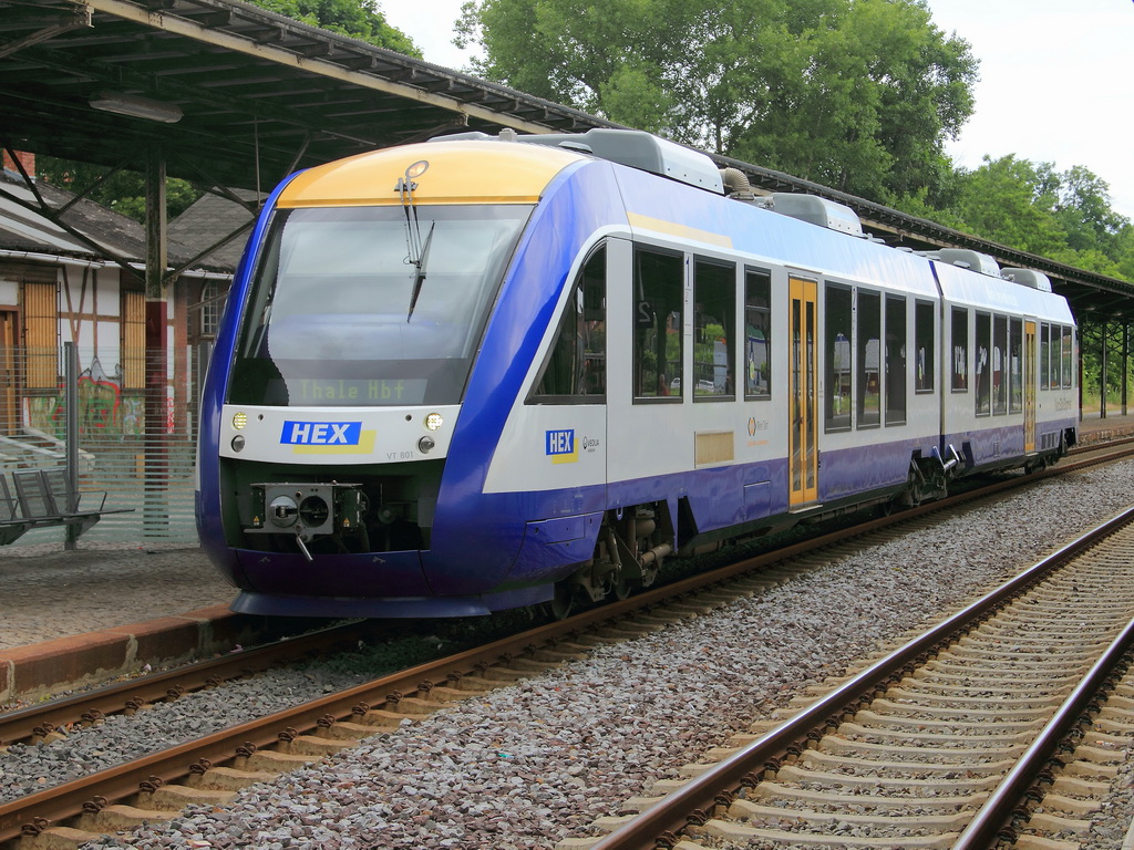 VT 801 (95 80 0648 779-6 D-HEX ABp) als HEX 80822 von Magdeburg nach Thale steht zur Weiterfahrt bereit  am 28. Juni 2013 im Bahnhof Quedlinburg. 