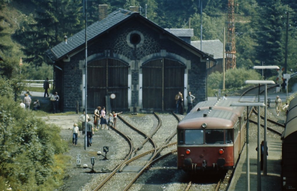 VT 98 am 17. Juni 1977 als DGEG-Sonderzug 19292 auf der Rodachtalbahn in Nordhalben.