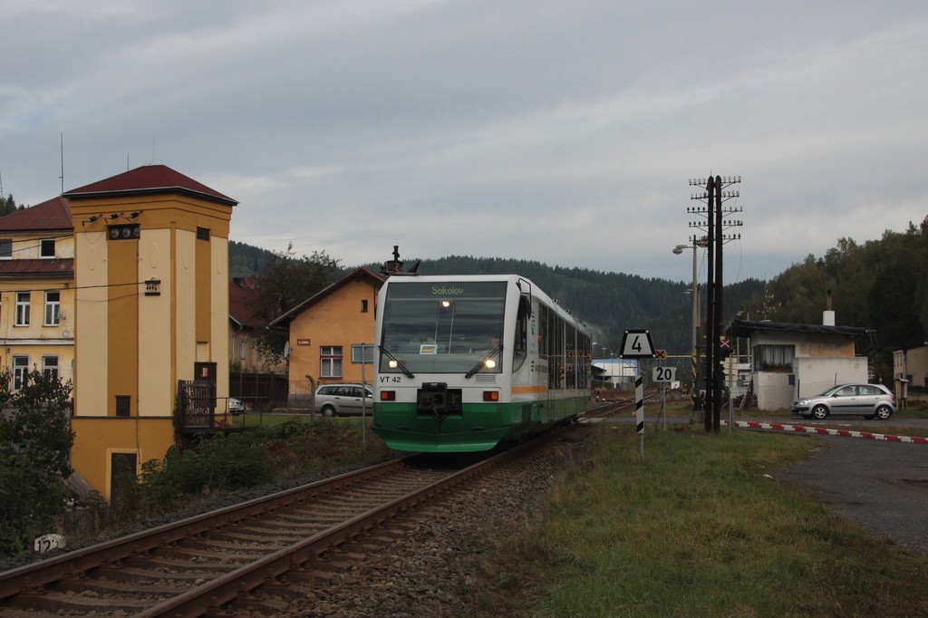VT42 (654 042) der VBG, als Os20807 Zwickau Zentrum - Sokolov, bei Ausf. aus dem Bf Olovi am 26.09.2012. Ab Kraslice ist dieser Zug eine Leistung von GW Train Regio, deren Personal übernimmt den Zug aber bereits in Zwotental.