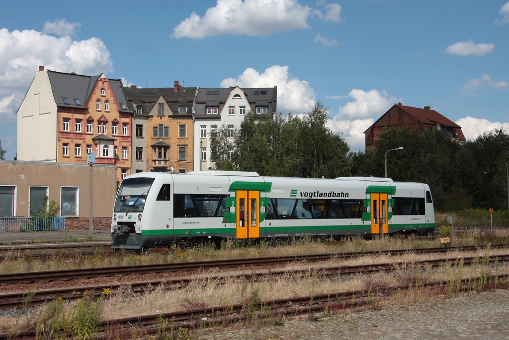 VT57 der VBG wartet als 81036 in Plauen unt. Bf am 04.08.2012 auf die Zeit zur Abfahrt.
Von den 8 RS1 der VBG sind z.Z. nur VT50 + VT57 bei der Vogtlandbahn und seit 01.08. wird ein VT auf der Elstertalbahn eingesetzt.  