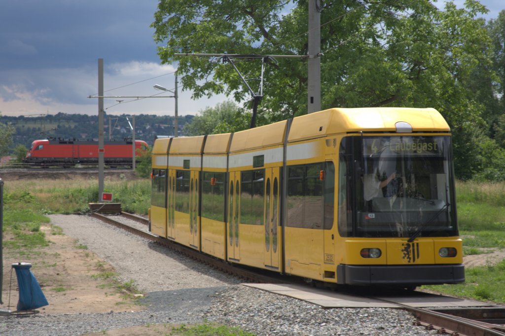 VVO trifft VVO. In Radebeul finden derzeit Gleisbauarbeiten auf der VVO trifft VVO. In Radebeul finden derzeit Gleisbauarbeiten auf der
