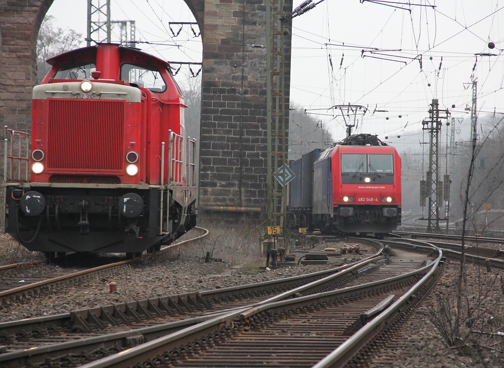 Whrend 212 310-7 beim Umsetzen ist und dafr das kurze Betriebsgleis der Erfurter Bahn nutzt, schleicht sich 482 049-4 mit einem Containerzug gen Norden heran. Aufgenommen am 04.03.2012 in Eichenberg.