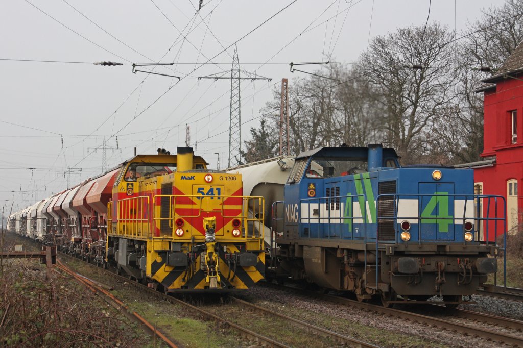 Whrend EH 541 noch auf Weiterfahrt nach Flandersbach wartet berholt Niag 4 mit ihrem Zug nach Dsseldorf-Reisholz.Aufgenommen am 1.3.11 in Ratingen-Lintorf