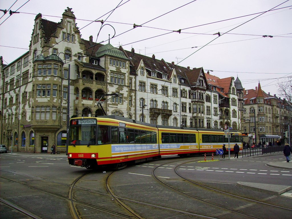 Whrend der Groteil sich irgendwo beim Fasentumzug in der Kaiserstrae befindet, erfreut sich eine kleine Minderheit an Fotografen am umleitungsbedingten Fahrzeugeinsatz. So kam es am 12.02.2013 zum seltenen Einsatz von Gleichstromstadtbahnwagen auf der Linie 1, welcher hier, vertreten in Form von Tw 568, an der Tullastrae als Linie 1E nach Durlach unterwegs ist.