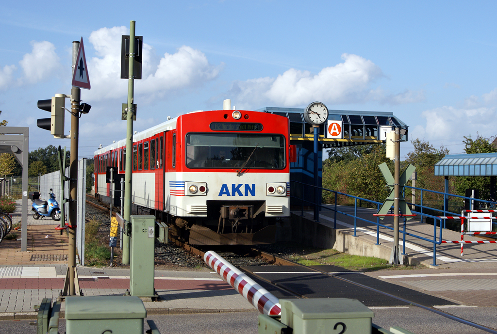 Whrend der Hauptverkehrszeit verkehren die Zge der Linie A2 von Ulzburg Sd nach Norderstedt-Mitte sogar im 10-Minuten-Takt: Hier beschleunigt ein VTA der AKN an der Station Quickborner Strae am 22.09.2011 gen Norderstedt Mitte.