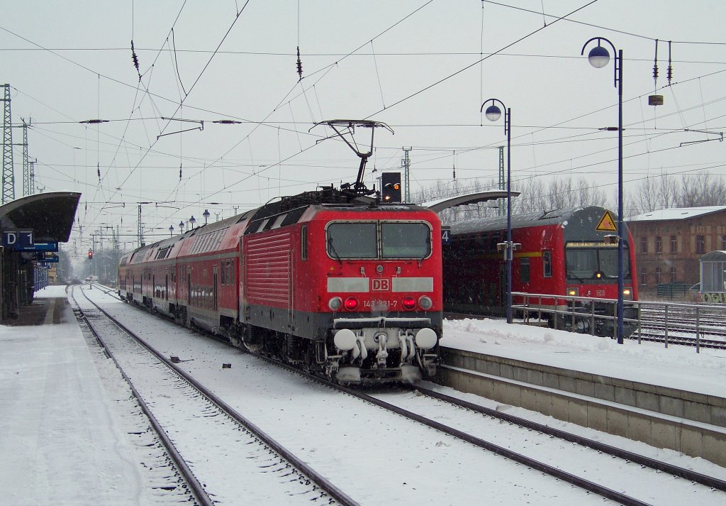 Whrend rechts die RB14 nach Nauen mit +25 Minuten unterwegs war, wartet links die RB14 nach Senftenberg mit 143 821-7 auf die Zugkreuzung. Lbbenau/Spreewald den 31.12.2009
