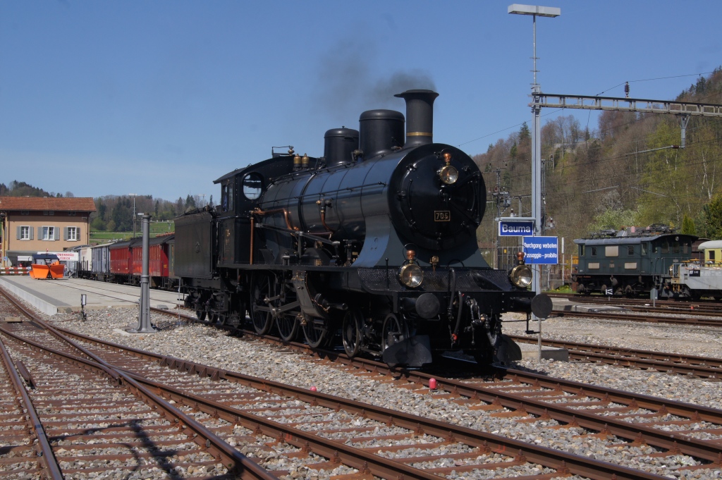 Whrend sich die B 3/4 1367 die steilen Rampen Richtung Neuthal hocharbeiten musste, genoss die A 3/5 705 die Mittagspause in Bauma.