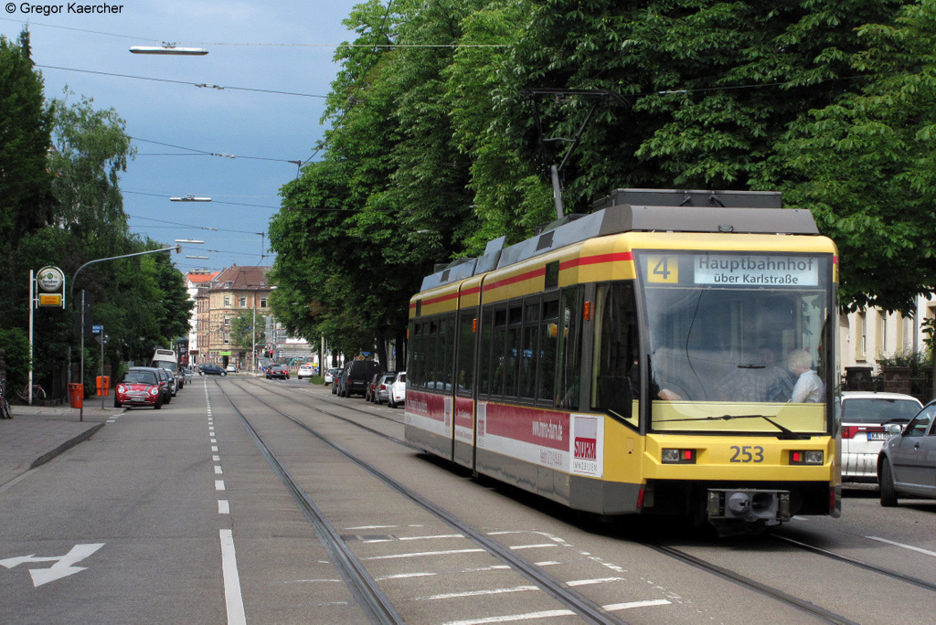 Wagen 253 als Tram 4 nach Karlsruhe Hbf. Aufgenommen am 16.06.2011 beim Karl-Wilhelm-Platz.
