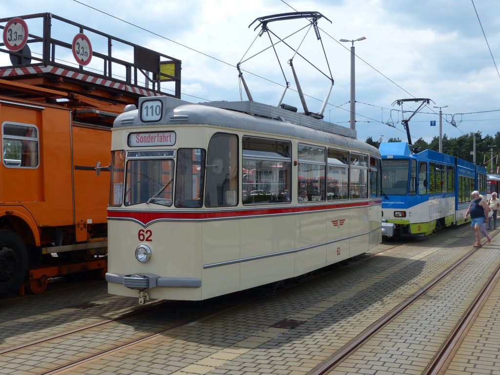 Wagen 62 der Cottbusser Straßenbahn - übrigens schon weit herumgekommen. Dieser Wagen fuhr 2005 sogar in Bochum, als die dortige BOGESTRA den Betriebshof Engelsburg einweihte (siehe http://www.tw62.de ) 15.6.2013, 110 Jahre Cottbusser Straßenbahn