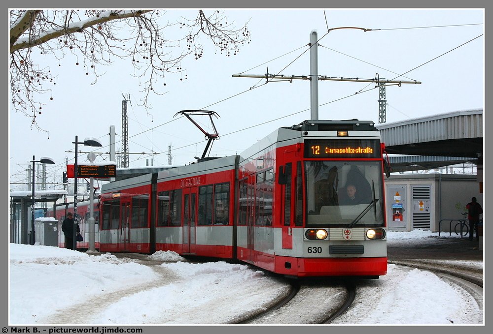 Wagen 630 der HAVAG fhrt aus der Haltestelle Hauptbahnhof aus. Aufgenommen am 08.01.10