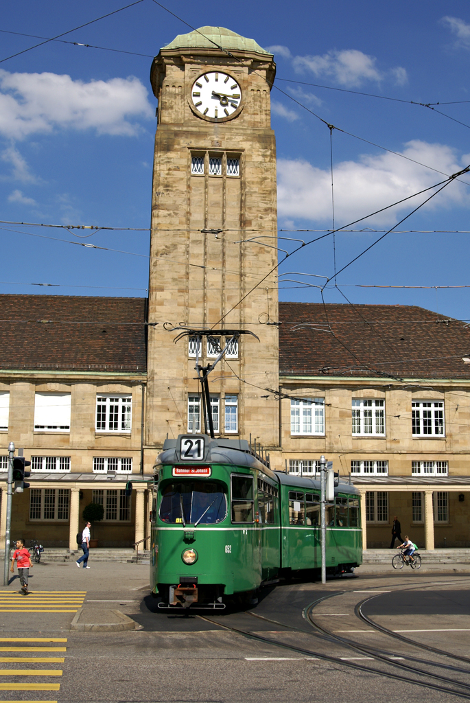Wagen 652 der BVB am 9.08.2010 als Tram der Linie 21 zum Bahnhof St. Johann vor der Kulisse des Badischen Bahnhofs in Basel.