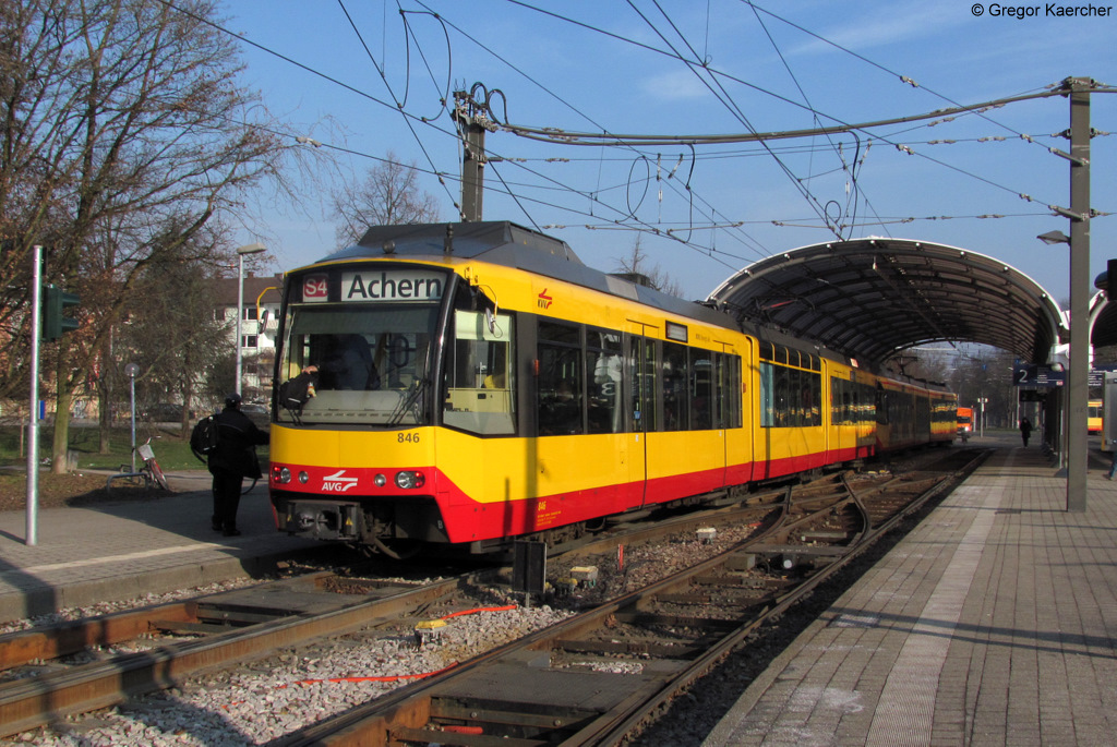 Wagen 846 (ehemals im Regio Bistro-look, aber innen immer noch wie ein Regio Bistro eingerichtet) mit AVG-Logo und ein weiterer Triebwagen als S4 nach Achern in Karlsruhe Albtalbahnhof. Aufgenommen am 23.02.2011. 