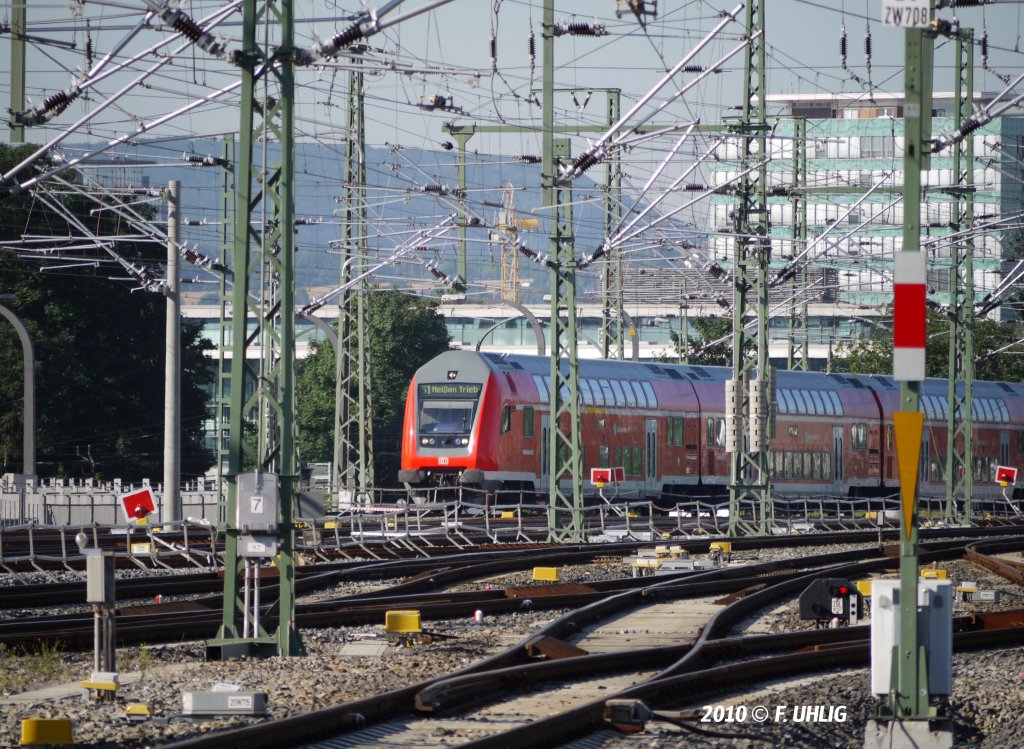 Waldlufer – Tele-Aufnahmen von Bahnhofsvorfeldern finde ich besonders reizvoll. Hier erreicht ein Zug auf Linie S1 nach Meien-Triebischtal den Bahnhof Dresden-Neustadt (20.08.2010).