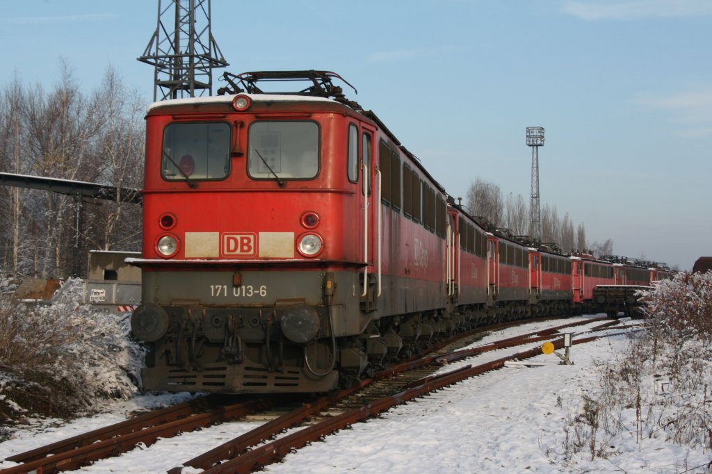 Warten auf die letzte Fahrt.7 Rbelandbahn-Loks der Baureihe 171 warten in Zwickau(Sachs.)auf ihren Abtransport zur Verschrottung.Aufgenommen von einem ffentlich zugnglichen Teil des ehemaligen Containerbahnhofs.