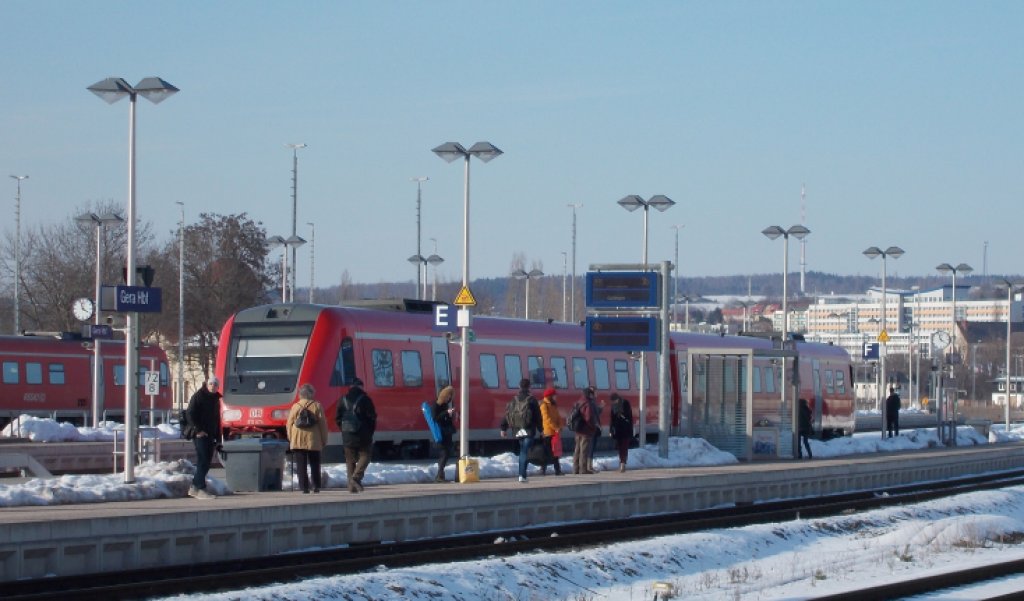 Warten auf den nchsten Zug in Gera, Menschen kommen Menschen gehen. Gera 16.3.2013 