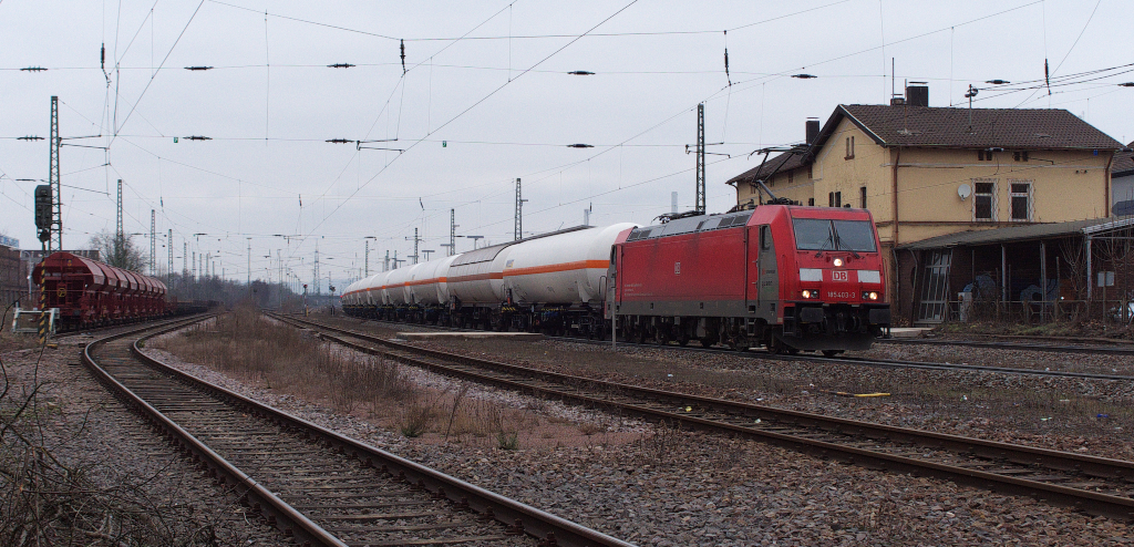 Warten auf den Suppenzug, weil heute ist.....

der letzte Tag (28.02.2013) wo DB Schenker den Suppenzug befrdert oder besser gesagt ihre Loks an Saarrail vermietet.
Aber dazu spter.
Vor der Suppe rauschte noch 185 403 (green Cargo) mit einem Kesselzug (wohl nach Creutzwald in Frankreich) durch den Bahnhof in Bous.
Das Wetter war schon wieder mie und trb.
Es wird endlich Zeit, dass sich die Sonne mal wieder blicken lt.
KBS 685