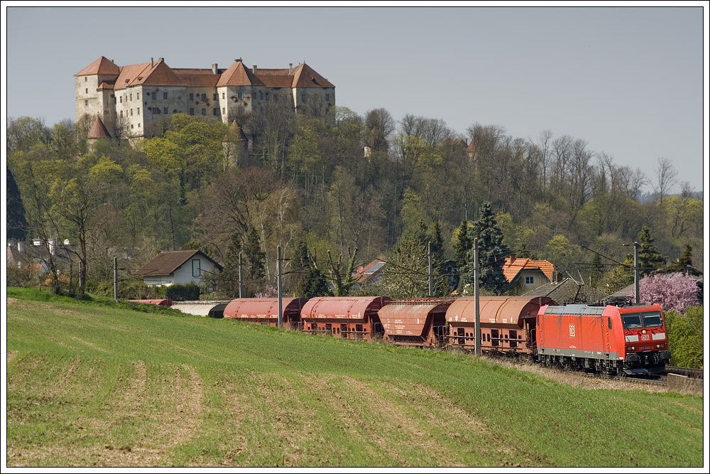 Was mich betrifft, bleibe ich ja nicht gerne an einer Fotostelle, daher etwas nach vor um eine Televersion des 47101 zu machen, der mit 185 046 bespannt war. Ich glaube, es ist hier besser, die Lok nicht ber den rechten Masten fahren zu lassen. Jrgen hat so eine Version, vielleicht ld er sie ja noch hoch. Hofstatt an der Westbahn am 17.4.2010