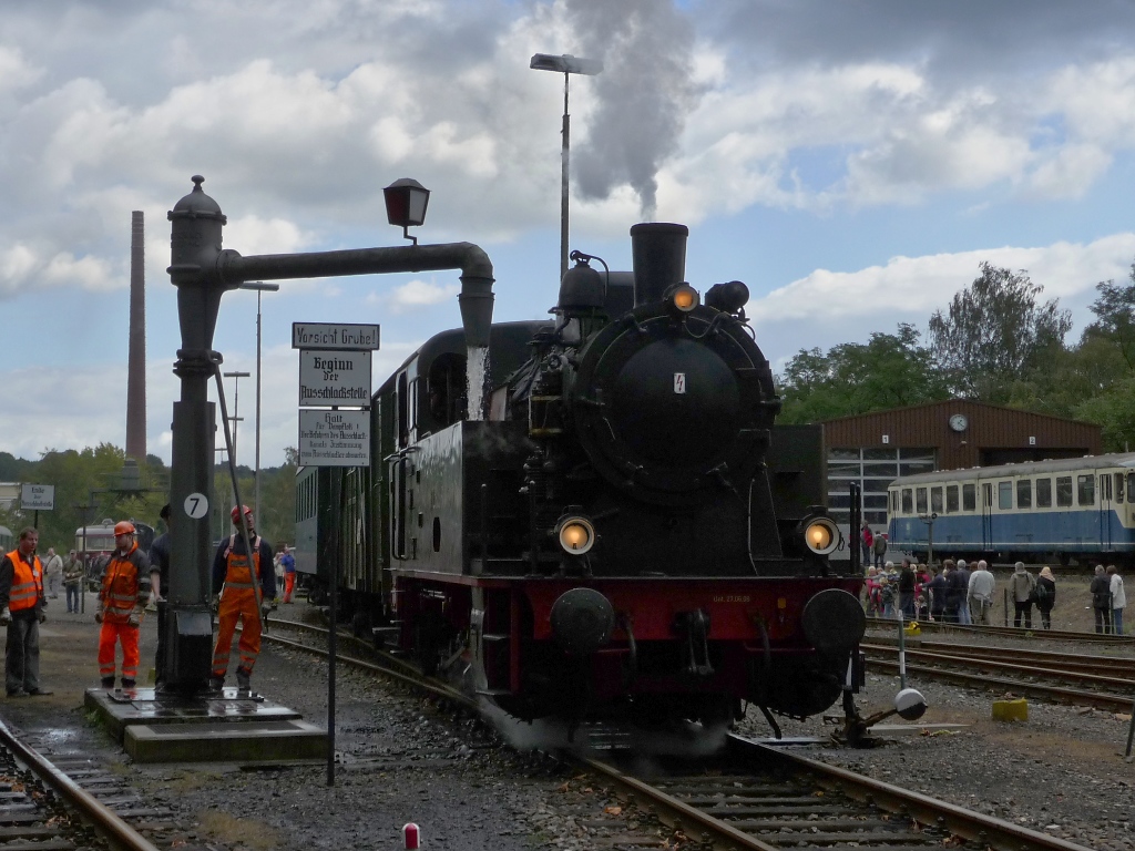  Wasser marsch  fr die Lok VIII der Hespertalbahn beim Dampftag im Eisenbahnmuseum Bochum-Dahlhausen.