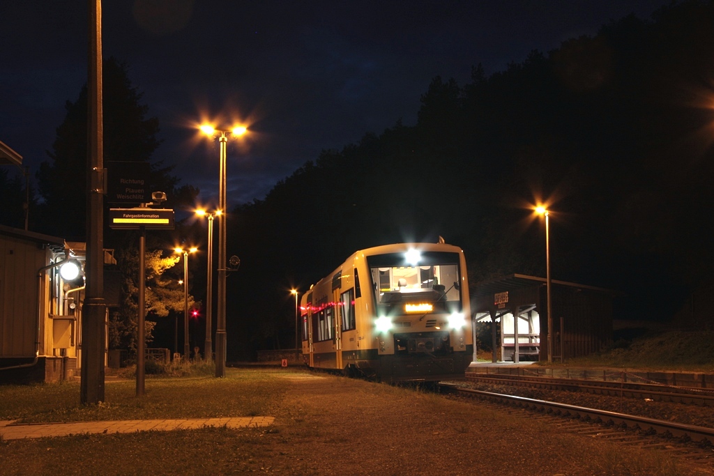 Wegen Arbeiten an einer Brücke war der Streckenabschnitt Elsterberg - Barthmühle gesperrt, VT50 (650 150) der VBG wartete daher am 15.09.2012 im Bf Barthmühle auf den SEV, um dann als 94445 (Fplo-Zugnr. für 81065 zw. DBAM und DWS) nach Weischlitz zu fahren.