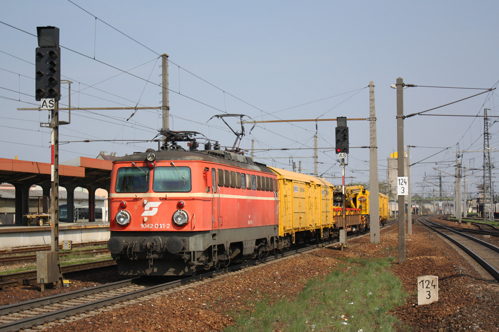 Wegen der Entgleisung des Z 45904 in den Morgenstunden des 9. April 2009 wurde ein Bauzug nach St. Peter-Seitenstetten mit Strzen in St. Valentin in Verkehr gesetzt, welcher mit der 1042 041 am 9. April in Amstetten abgelichtet werden konnte.