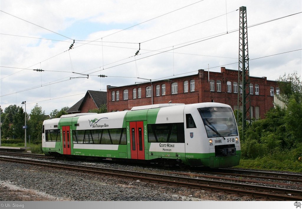 Wegen Streckenbauarbeiten bei Drfles-Esbach auf der Strecke Coburg - Sonneberg pendelte am Wochenende des 22. / 23. Juni 2013 ein Triebwagen (VT 111) der Sd-Thringen-Bahn zwischen Rdental und Sonneberg. Die Aufnahme entstand um 14.45 Uhr des 22. Juni 2013 kurz nach der Ausfahrt des Bahnhofs Rdental.